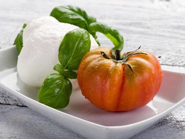 Mozzarella y tomate-mozzarella e pomodoro —  Fotos de Stock