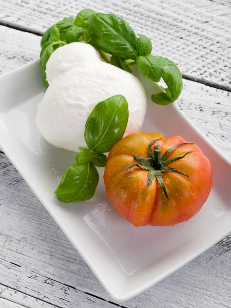 Pomodoro e mozzarellou a rajčaty a mozzarellou — Stock fotografie