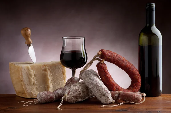 Italský výrobek salám sýr a víno — Stock fotografie