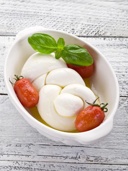 String mozzarella and tomato-treccia di mozzarella e pomodoro — Stock Photo, Image