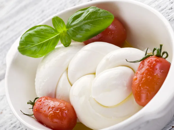 Cordas de mussarela e tomate-treccia di mozzarella e pomodoro — Fotografia de Stock
