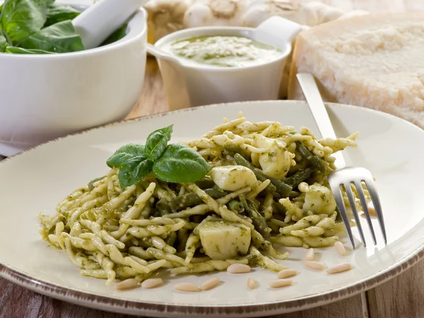 Pesto trofie ricetta tipica genoa-trofie al pesto — Foto Stock