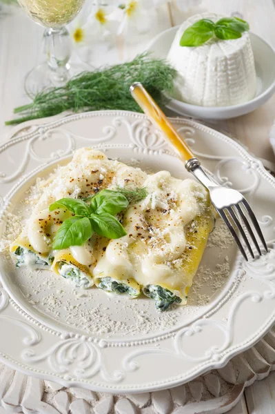 Makarna ricotta ve ıspanak-cannelloni ricotta spinaci — Stok fotoğraf