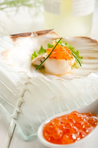 Grilované mušle s lososí vajíčko — Stock fotografie
