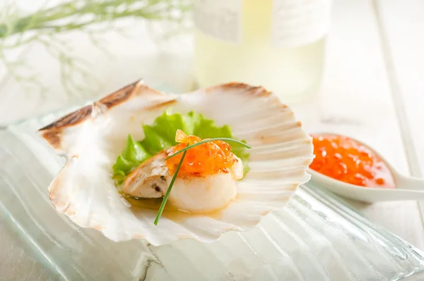 Grilled scallop with salmon egg — Stock Photo, Image