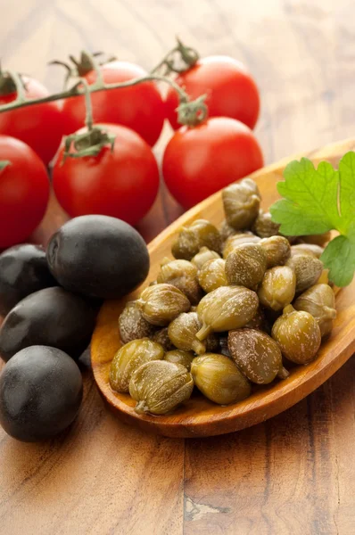 Câpres et olives noires sur cuillère — Photo