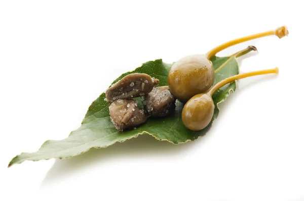 Capers over leaf — Stock Photo, Image