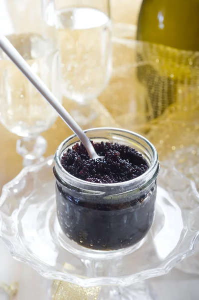 Caviar na tigela de cristal — Fotografia de Stock