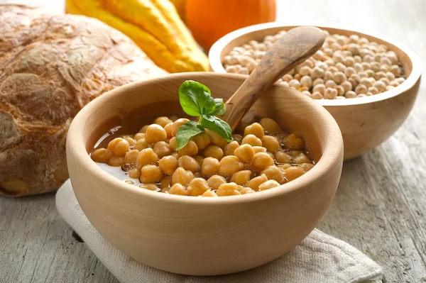 木製ボウル上のひよこ豆のスープ — ストック写真