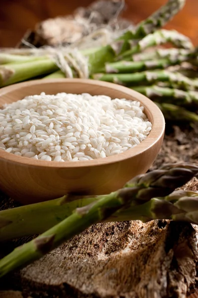 Raw rice with raw asparagus — Stock Photo, Image