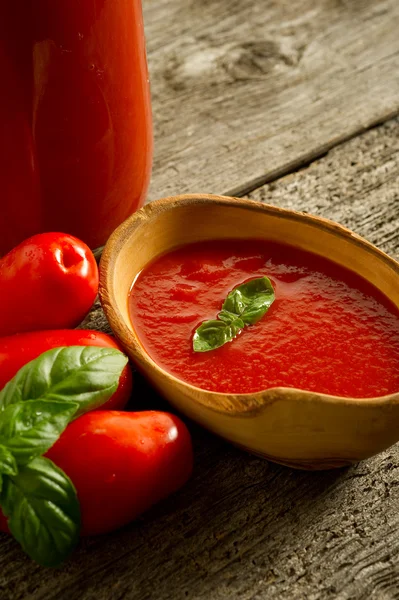 Tigela com molho de tomate — Fotografia de Stock