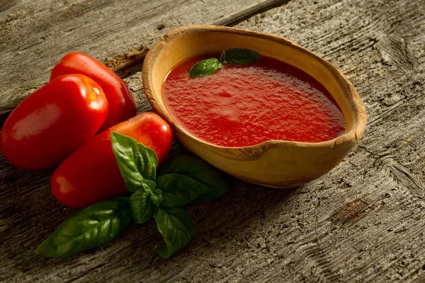 Ciotola con salsa di pomodoro — Foto Stock