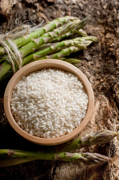 Roher Reis mit rohem Spargel — Stockfoto