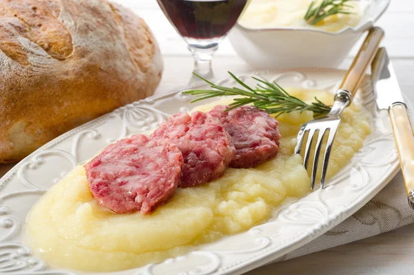 Slice sausage with mashed potatoes-pure' di patate con cotechino — Stock Photo, Image