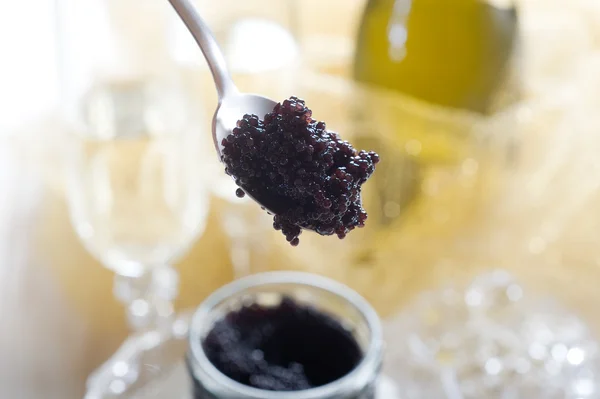 Caviar sobre colher — Fotografia de Stock