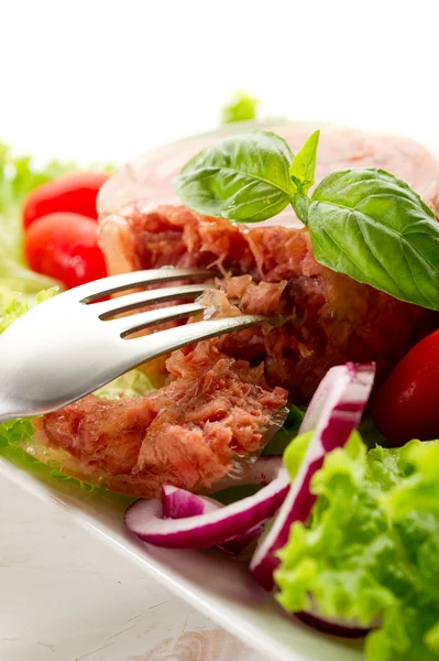 Carne enlatada com salada — Fotografia de Stock