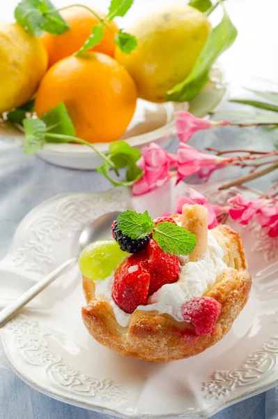 Meyve tatlısı dondurma ve krema sos ile — Stok fotoğraf