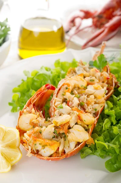 Омары с салатом - aragosta e insalata — стоковое фото