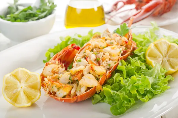 Омары с салатом - aragosta e insalata — стоковое фото