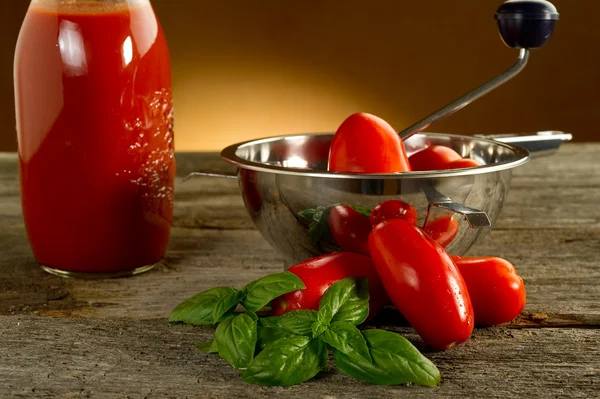 Speisemühle mit Tomaten und Soße — Stockfoto