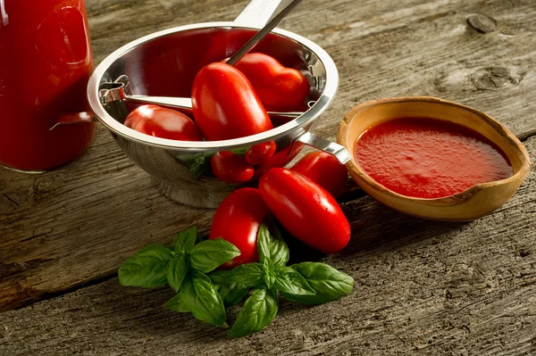 Molino de alimentos con tomates y salsa — Foto de Stock