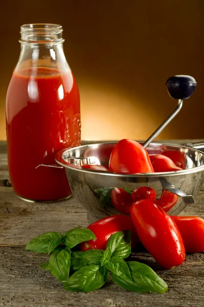 Пищевая мельница с помидорами и соусом — стоковое фото