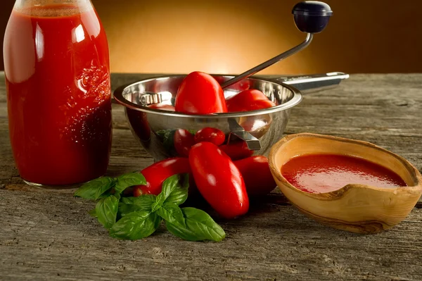Food mill with tomatoes and sauce — Stock Photo, Image