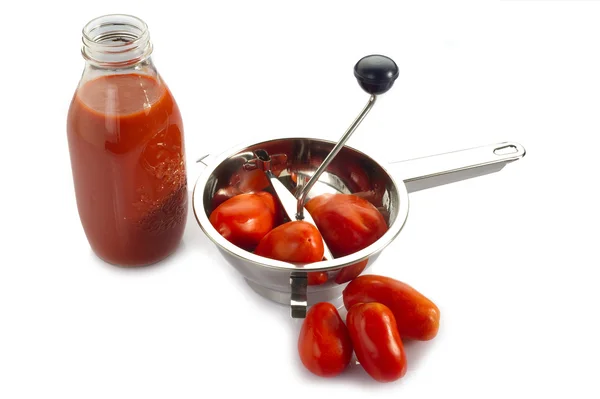 西红柿酱汁的食物磨 — 图库照片