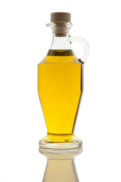 Flaska olivolja på vit bakgrund — Stockfoto