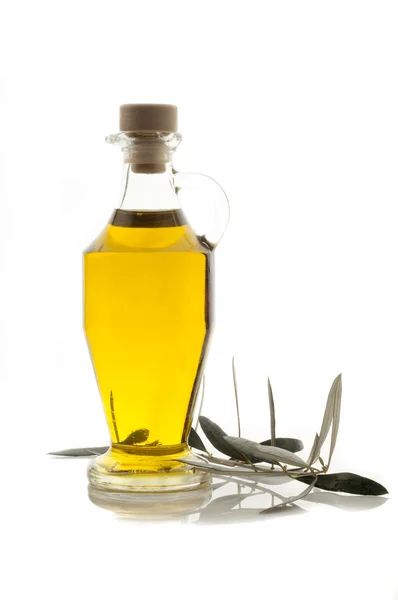 Бутылка оливкового масла на белом фоне — стоковое фото