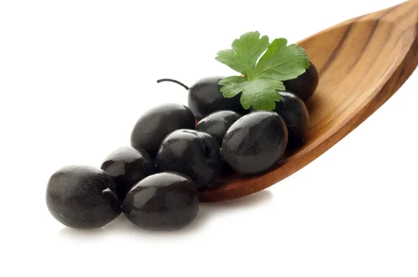 Schwarze Oliven über Löffel — Stockfoto