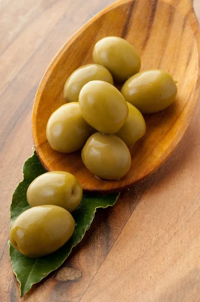 Olivy nad lžíce — Stock fotografie
