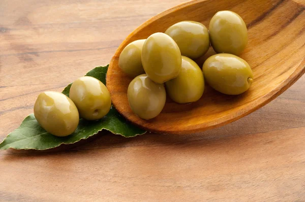 Oliven über Löffel — Stockfoto