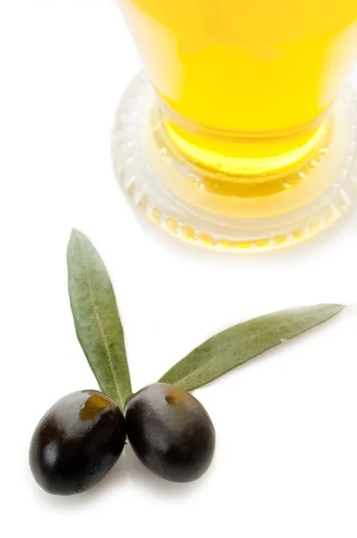 Olives aux feuilles et à l'huile — Photo