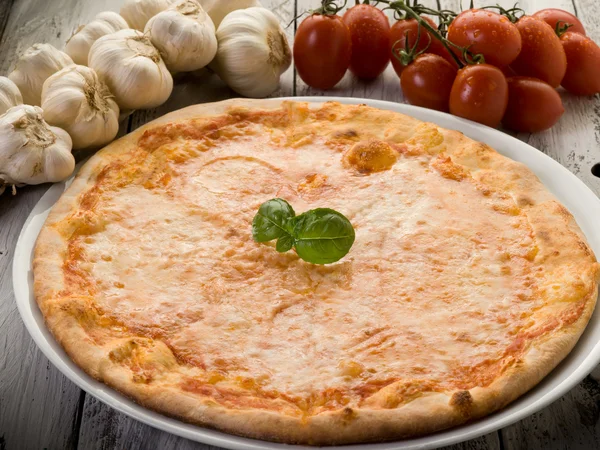 Pizza con mozzarella de búfalo — Foto de Stock