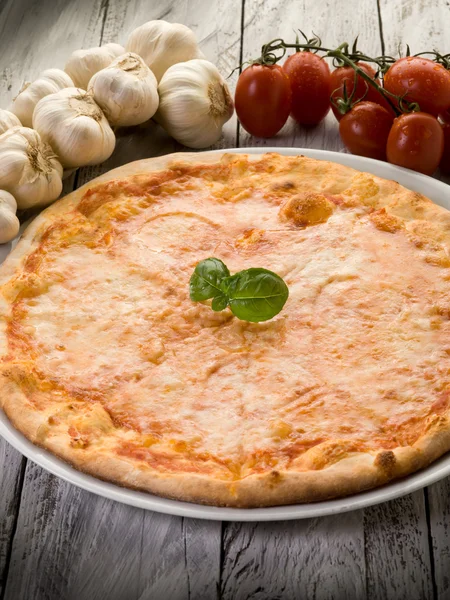 Pizza con mozzarella di bufala — Foto Stock