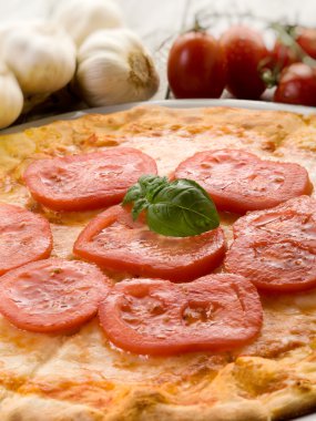 fesh domates pizza con pomodori freschi pizza