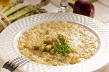 Risotto kuşkonmaz ile