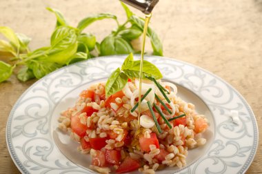 dilimlenmiş domates salatası spelt