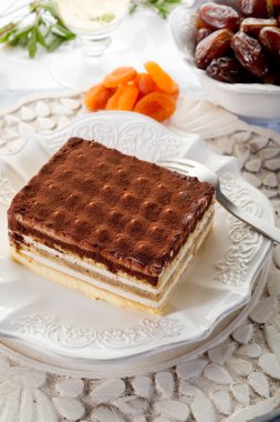 İtalyan geleneksel tatlı tiramisu