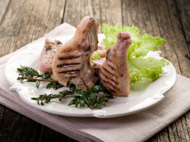 ızgara kuzu kaburga ile salata costolette kuzu