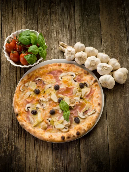 Pizza capricciosa — Fotografia de Stock