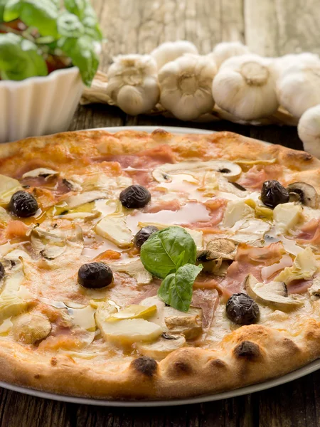 Pizza capricciosa — Stok fotoğraf