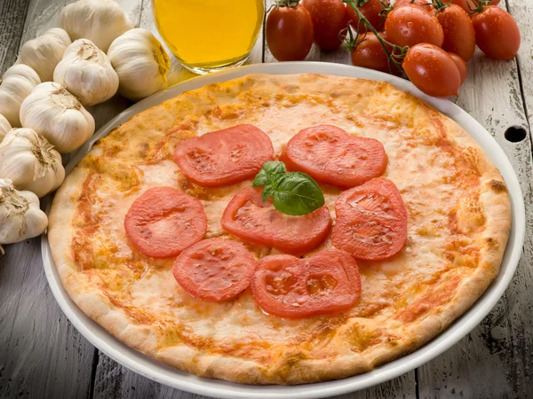 Pizza con carne pomodori-pizza con pomodori freschi — Foto Stock