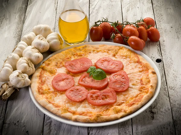 Pizza with fresh tomatoes — Stock Photo, Image