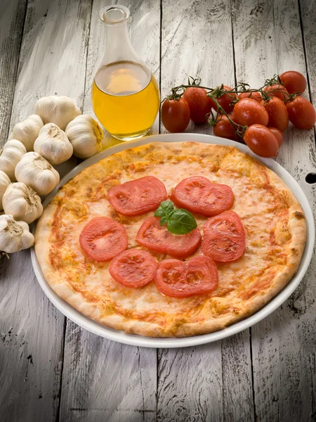 Pizza with fesh tomatoes-pizza con pomodori freschi — Stock Photo, Image