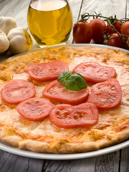 Pizza con carne pomodori-pizza con pomodori freschi — Foto Stock