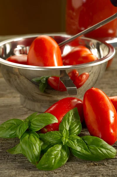 Пищевая мельница с помидорами и соусом — стоковое фото