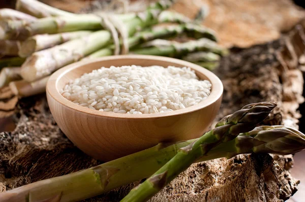 원시 아스파라거스와 원시 쌀 — 스톡 사진