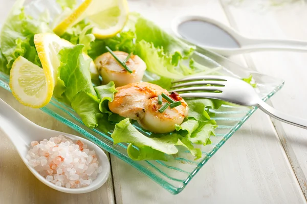 Scallop with green salad — Stock Photo, Image